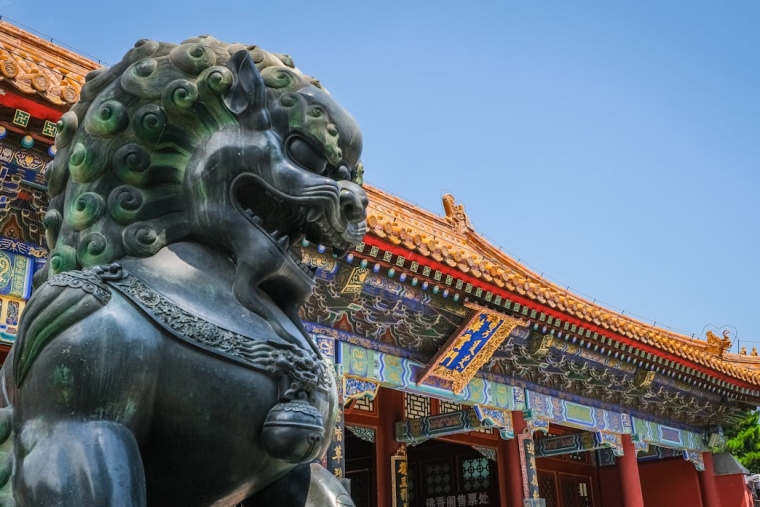 What customs and habits should one keep in mind when traveling to China?